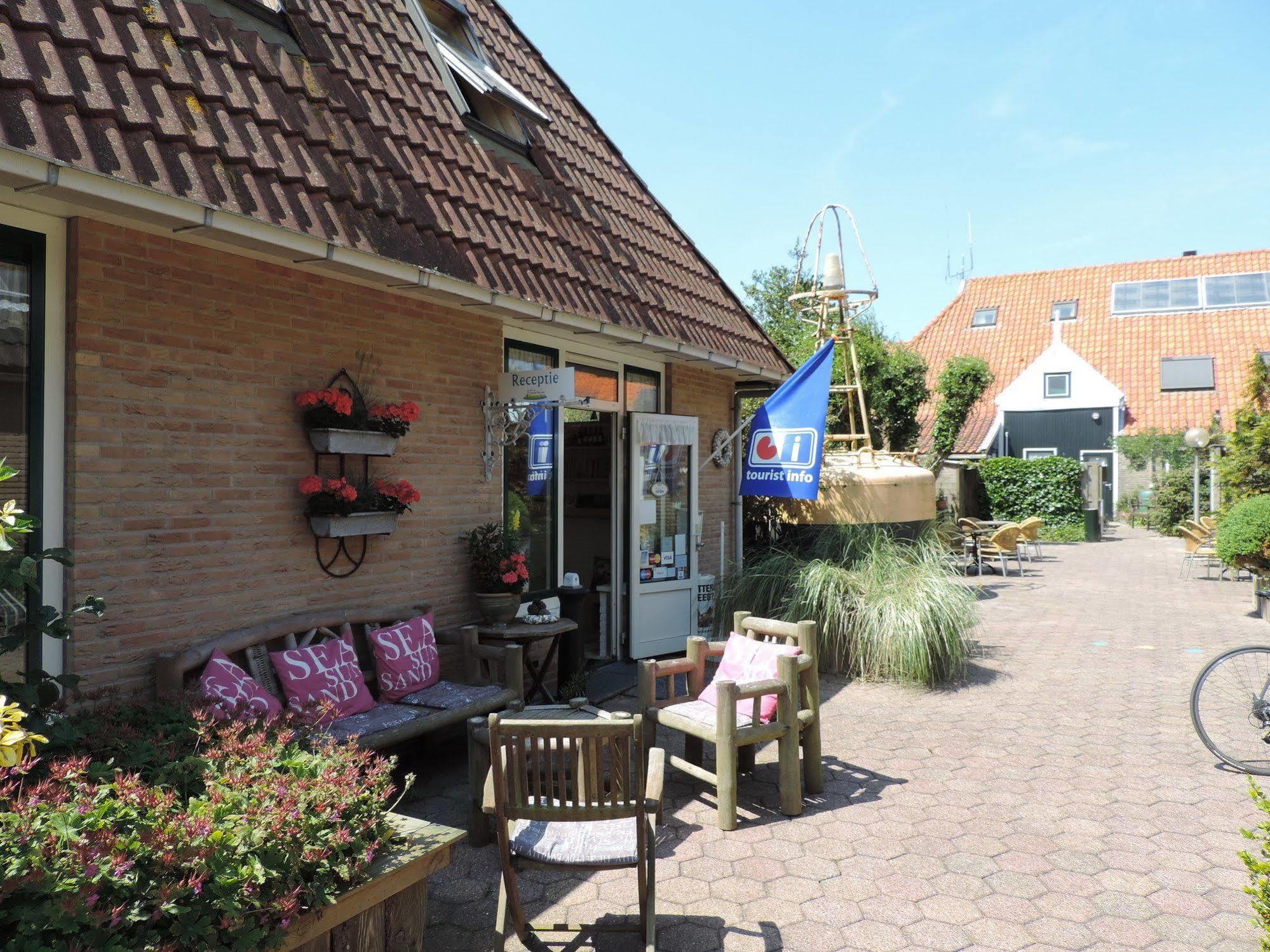 Hotel Dichtbijzee Oosterend  Exterior photo
